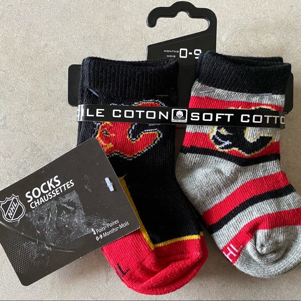 Calgary Flames 0-9 mths Cotton NWT (12 pair 3x4pairs)